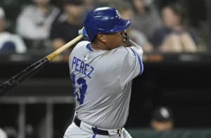Salvador Pérez cerca de unirse al club de los 300/1000
