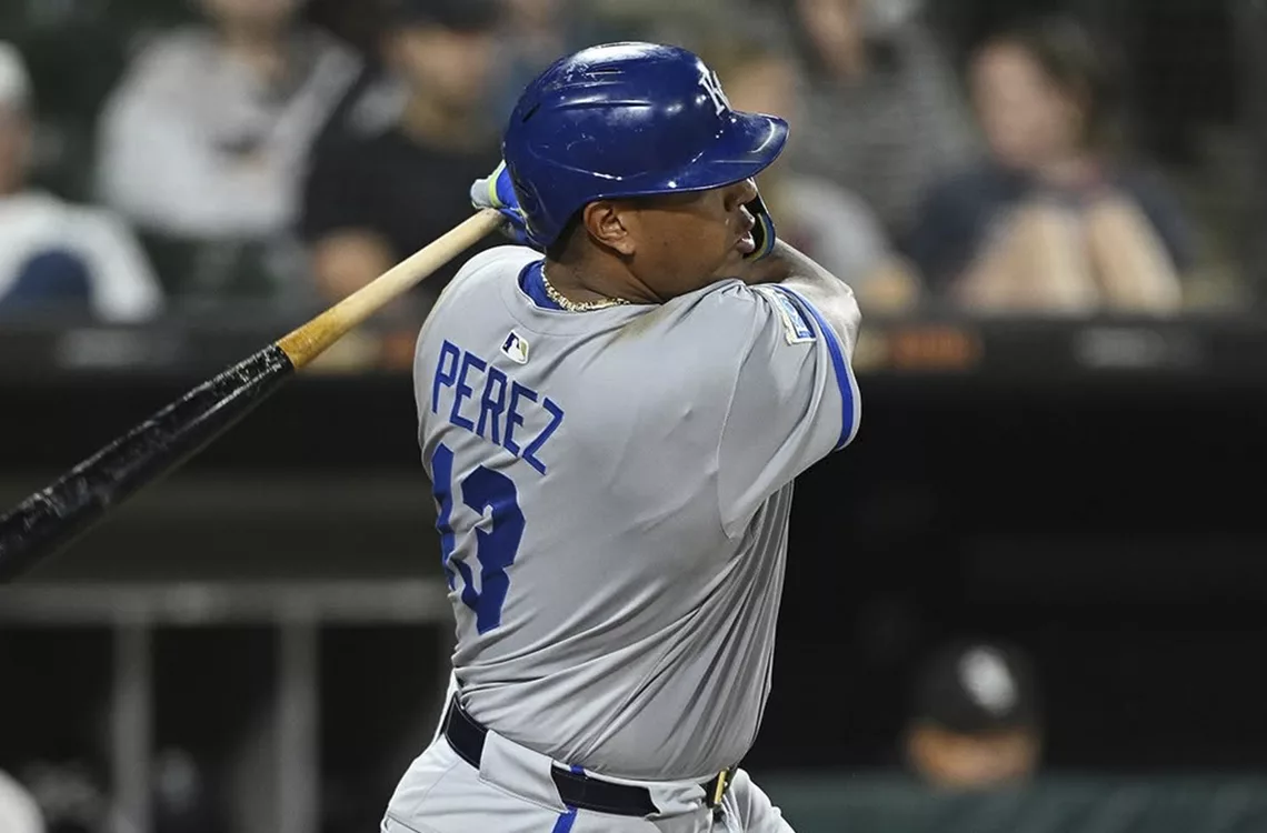 Salvador Pérez cerca de unirse al club de los 300/1000