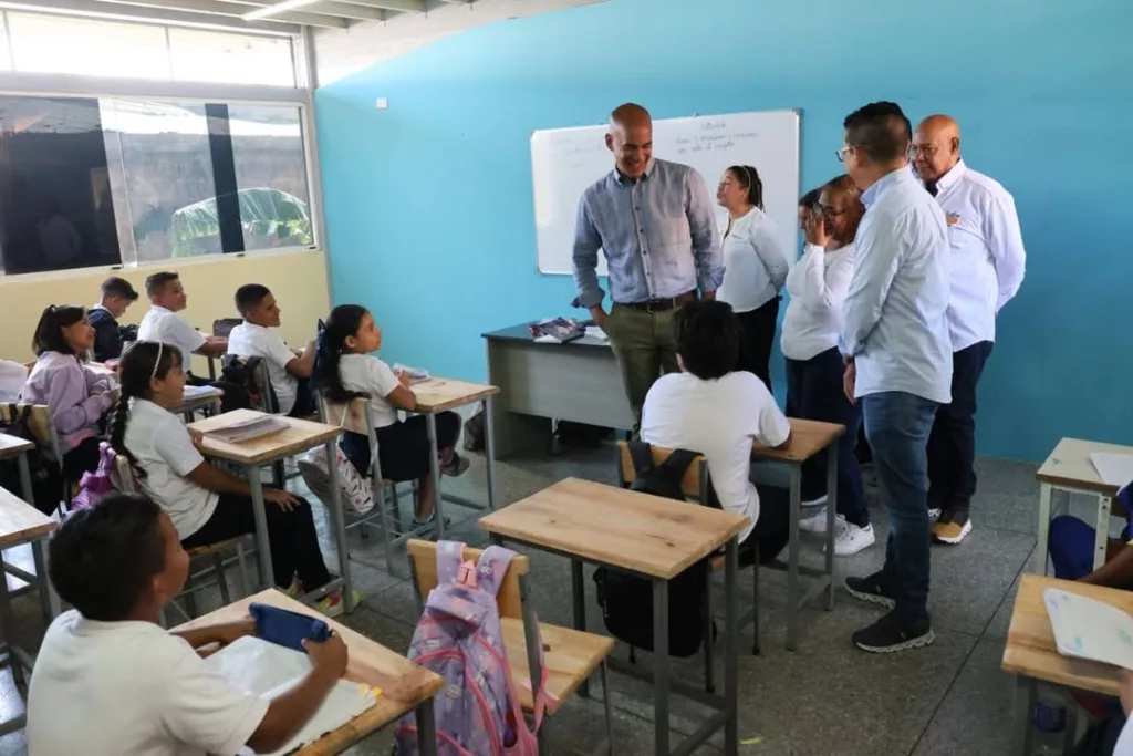 Ministro de Educación pide no suspender clases por fechas culturales o históricas
