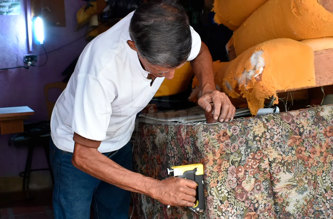 Tapiceros sobreviven con remiendos: La restauración de muebles es un lujo