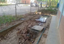 Desborde de cloacas en escuela del Eneal en Crespo