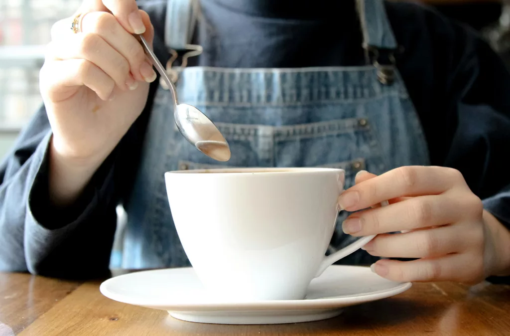 Estudio revela presencia de microplásticos en bebidas de consumo diario