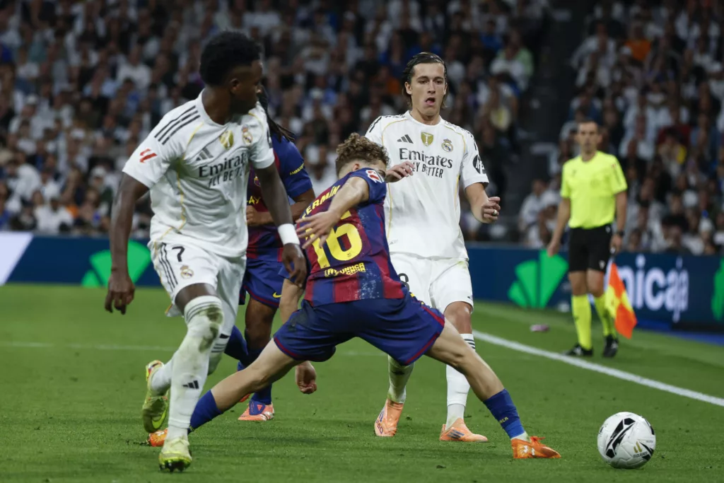 El Real Madrid se impone ante el Barcelona 2-1 en el "clásico" y se lleva el liderato de la Liga