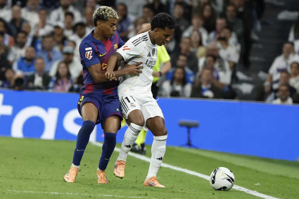 El Real Madrid se impone ante el Barcelona 2-1 en el "clásico" y se lleva el liderato de la Liga