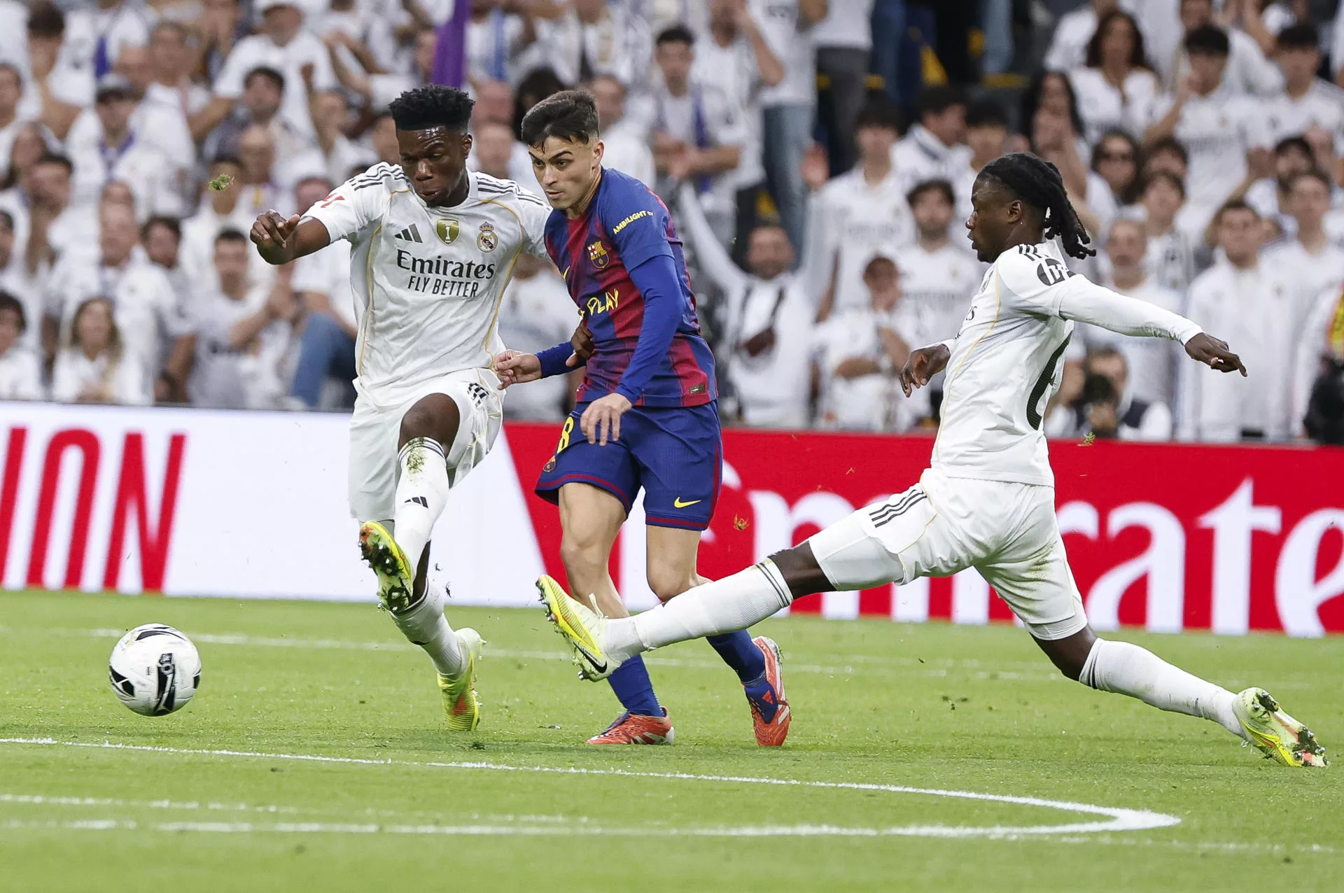El Real Madrid se impone ante el Barcelona 2-1 en el  El Real Madrid se impone ante el Barcelona 2-1 en el