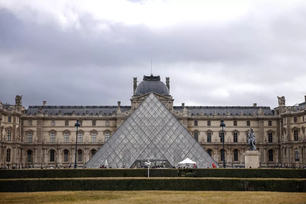 El Museo de Louvre estima que el valor de las joyas robadas en 88 millones de euros