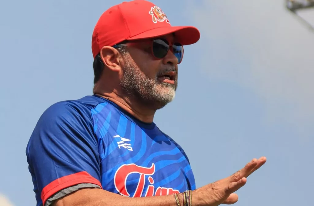 Ozzie Guillén asume el mando y dirige su primera práctica oficial con los Tigres de Aragua