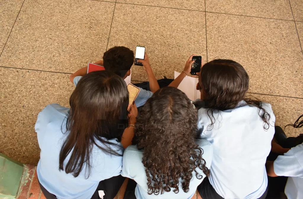 Aulas sin celulares: una garantía de seguridad y concentración de alumnos
