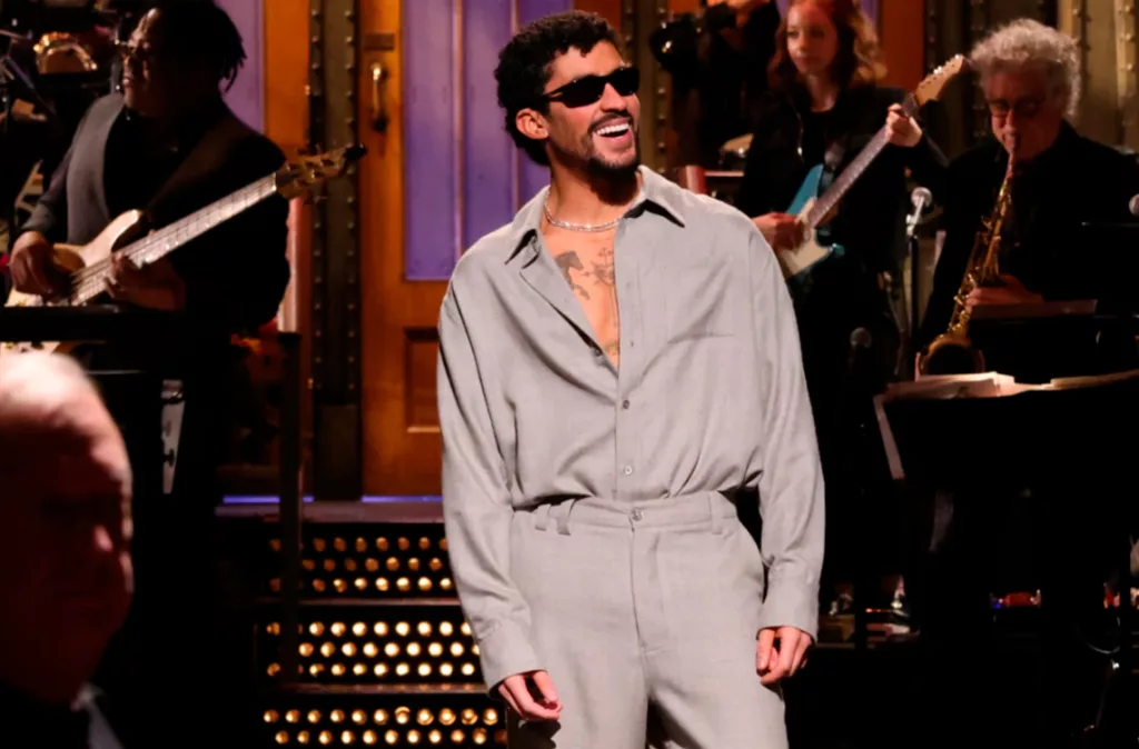 Bad Bunny aperturó la nueva temporada de SNL hablando del Super Bowl y con un sketch del Chavo del 8