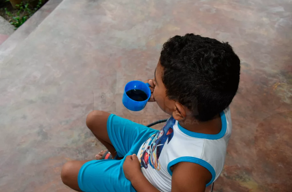 Pediatras alertan que el consumo de cafeína en niños afecta su sistema nervioso