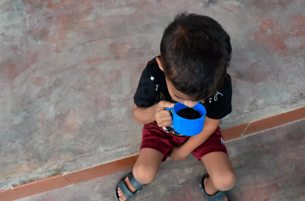 Pediatras alertan que el consumo de cafeína en niños afecta su sistema nervioso