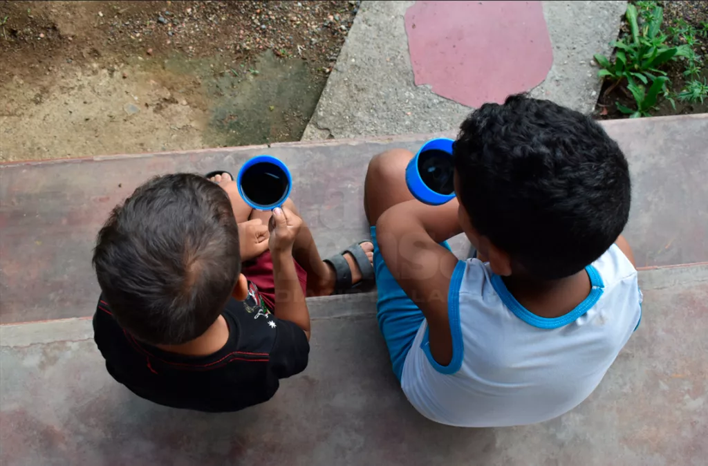 Pediatras alertan que el consumo de cafeína en niños afecta su sistema nervioso