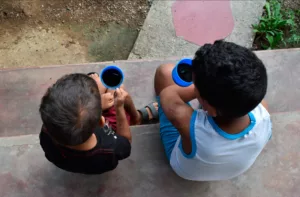 Pediatras alertan que el consumo de cafeína en niños afecta su sistema nervioso