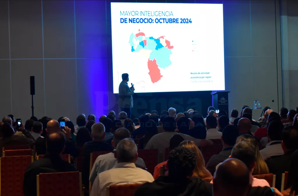 Economista da claves para tener salud financiera en conferencia
