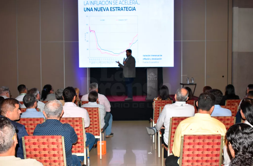 Economista da claves para tener salud financiera en conferencia