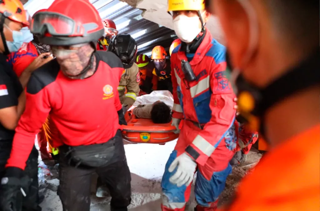 Descartan señal de vida de 59 desaparecidos en el derrumbe de un internado en Indonesia