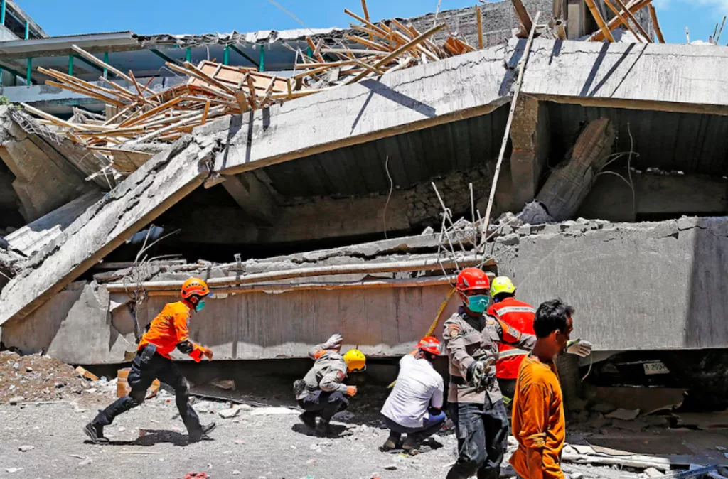 Descartan señal de vida de 59 desaparecidos en el derrumbe de un internado en Indonesia