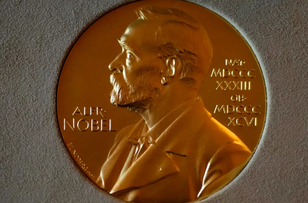 Premio Nobel de Física es otorgado a tres científicos por sus descubrimientos en la tecnología cuántica