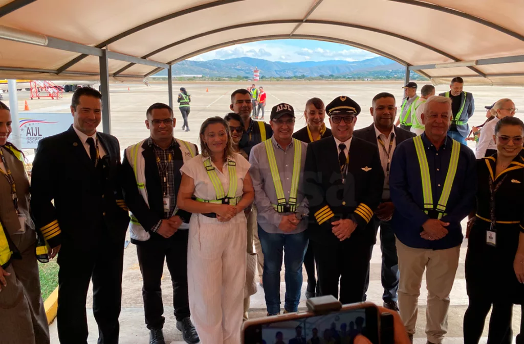 En el aeropuerto internacional Jacinto Lara, Rutaca Airline festejó un vuelo inaugural en la apertura de una nueva frecuencia directo con la isla de Margarita que estará operando dos veces a la semana (una ida y la otra vuelta) y que esperan extenderla por más días.El director de operaciones de negocios de Rutaca Airlines, Carlos Villegas, explicó que las dos frecuencias serán los días lunes y jueves desde Barquisimeto a Porlamar y viceversa, misma frecuencia es la de Caracas-Barquisimeto, de igual manera cuentan con una frecuencia con Los Andes, específicamente a Táchira.Por otro lado, el Secretario de Obras, Públicas, Servicios y Viviendas de la Gobernación de Lara, Félix Ducharne aseguró que están trabajando para seguir ampliando las opciones de vuelo a distintas partes del país y convertir al estado Lara uno de los atractivos turísticos en Venezuela.Además que están interesados en recuperar los vuelos directos internacionales, como por ejemplo a Panamá y que sería una gran fuente de ingreso para el aeropuerto.