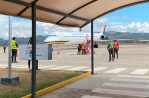 En el aeropuerto internacional Jacinto Lara, Rutaca Airline festejó un vuelo inaugural en la apertura de una nueva frecuencia directo con la isla de Margarita que estará operando dos veces a la semana (una ida y la otra vuelta) y que esperan extenderla por más días. El director de operaciones de negocios de Rutaca Airlines, Carlos Villegas, explicó que las dos frecuencias serán los días lunes y jueves desde Barquisimeto a Porlamar y viceversa, misma frecuencia es la de Caracas-Barquisimeto, de igual manera cuentan con una frecuencia con Los Andes, específicamente a Táchira. Por otro lado, el Secretario de Obras, Públicas, Servicios y Viviendas de la Gobernación de Lara, Félix Ducharne aseguró que están trabajando para seguir ampliando las opciones de vuelo a distintas partes del país y convertir al estado Lara uno de los atractivos turísticos en Venezuela. Además que están interesados en recuperar los vuelos directos internacionales, como por ejemplo a Panamá y que sería una gran fuente de ingreso para el aeropuerto.