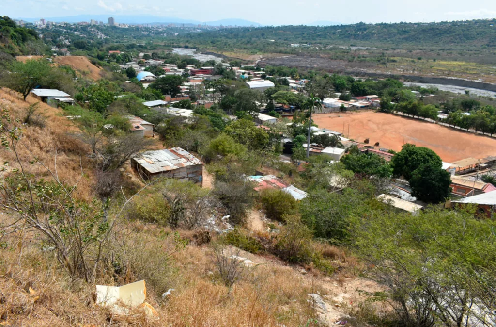 Derrumbes dejan en riesgo a 80 familias de Santo Domingo