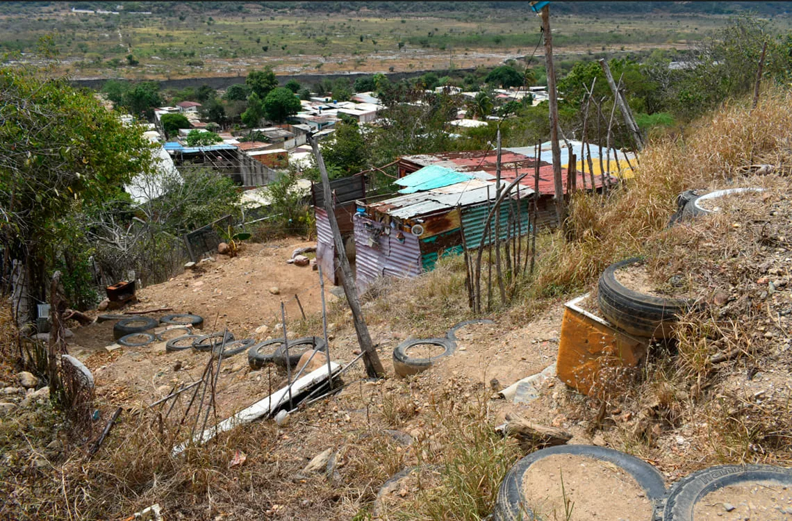 Derrumbes dejan en riesgo a 80 familias de Santo Domingo
