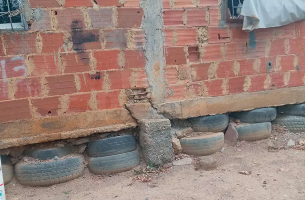 Casas de Zanjón Barrera están al borde del colapso