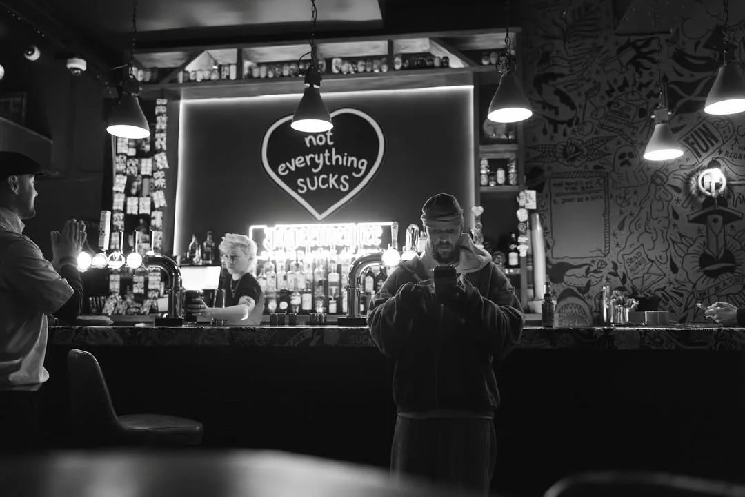 Justin Bieber sorprende a trabajadores de un bar en Escocia para grabar un vídeo musical