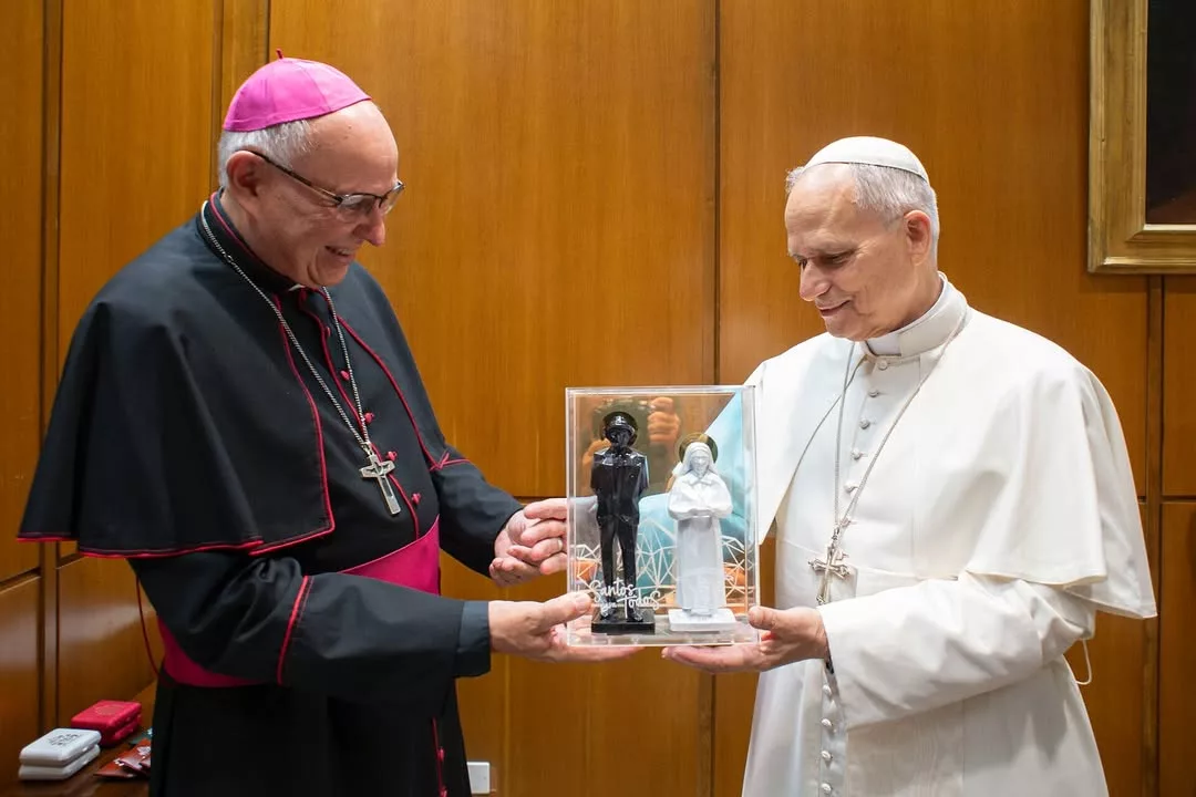 Monseñor Biord regala dos figuras de los próximos santos venezolanos al papa León XIV