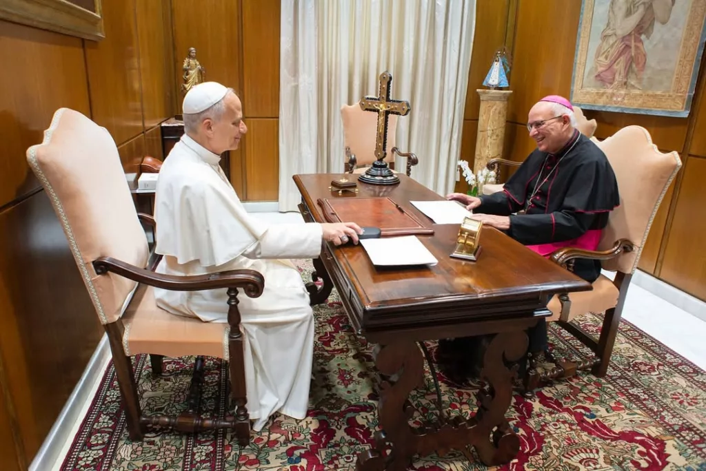 Monseñor Biord regala dos figuras de los próximos santos venezolanos al papa León XIV