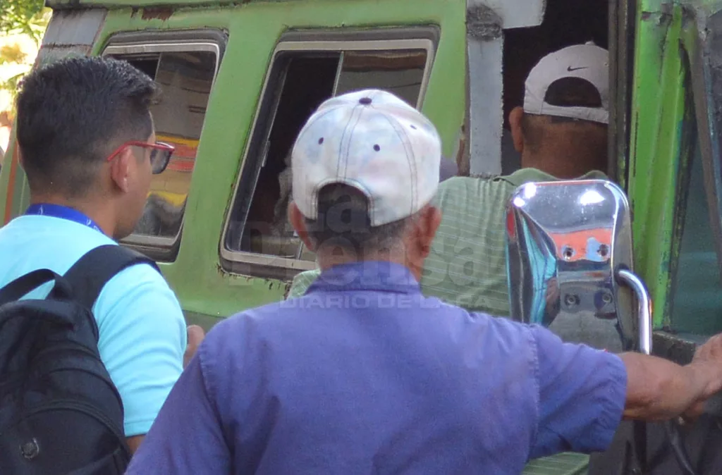 Transportistas y usuarios solicitan intervención de autoridades por tarifas de transporte