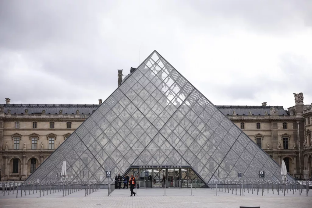 El Museo de Louvre estima que el valor de las joyas robadas en 88 millones de euros
