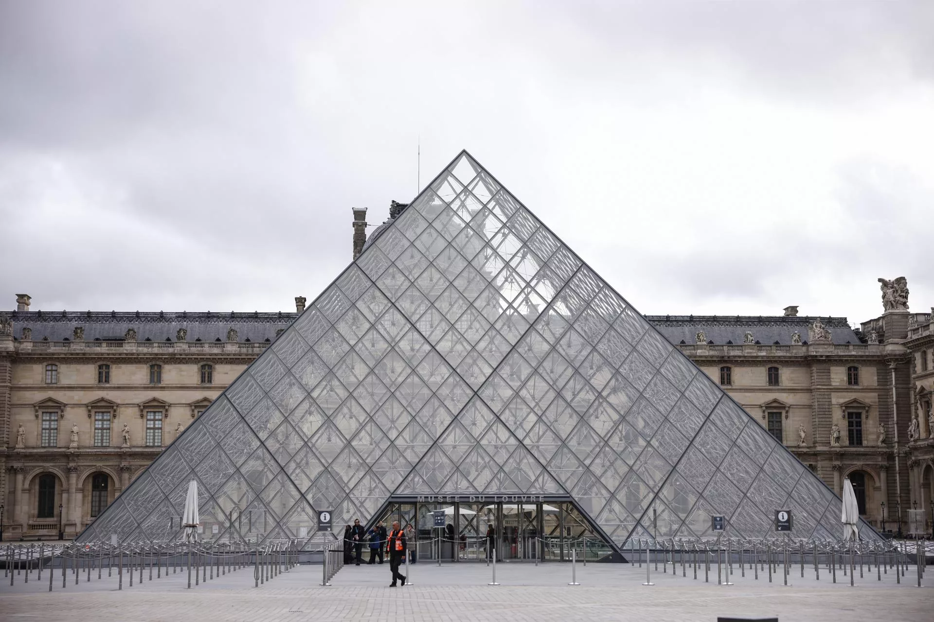Museo de Louvre estima que el valor de las joyas robadas en 88 millones de euros