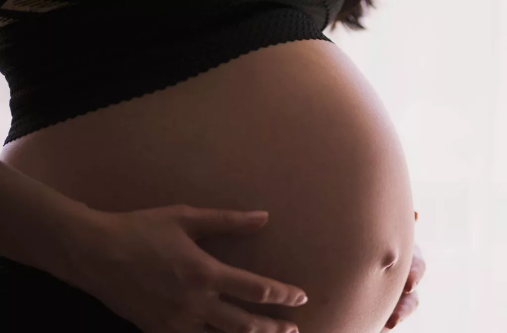 Tasa global de fecundidad en América Latina cae a mínimo histórico de 1,8 hijos por mujer