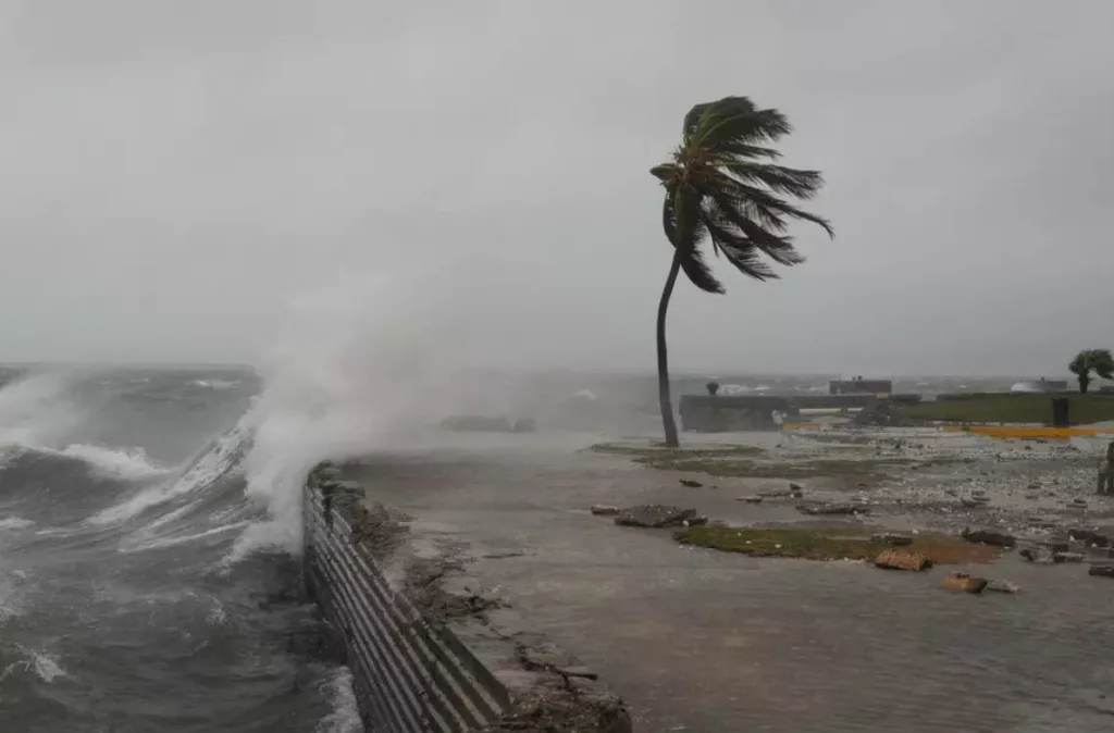 Huracán Melissa baja a categoría 4 tras tocar tierra en Jamaica, pero la amenaza persiste
