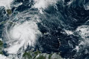 Huracán Melissa baja a categoría 4 tras tocar tierra en Jamaica, pero la amenaza persiste