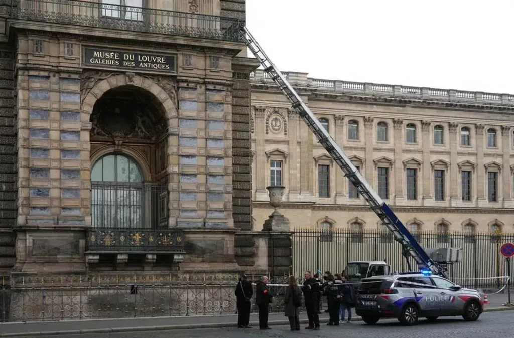 Un robo de 8 joyas en el Museo del Louvre causa su cierre temporal