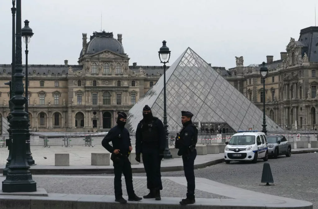 Un robo de 8 joyas en el Museo del Louvre causa su cierre temporal