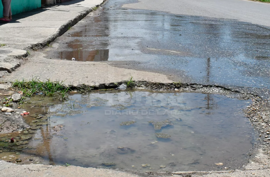 Vecinos de El Ujano exigen reparación por filtración