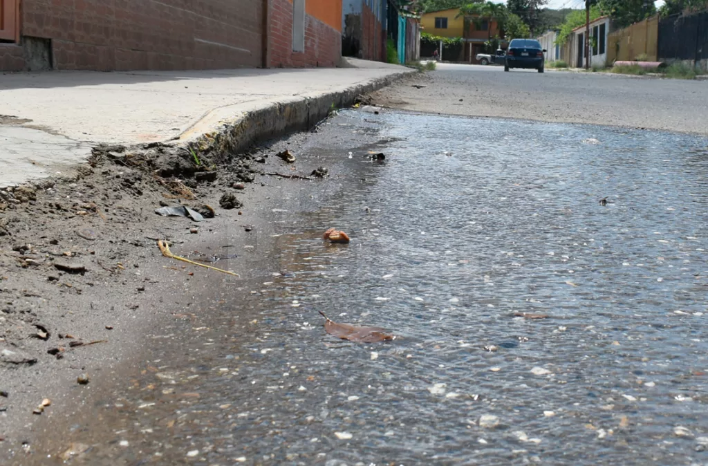 Vecinos de El Ujano exigen reparación por filtración