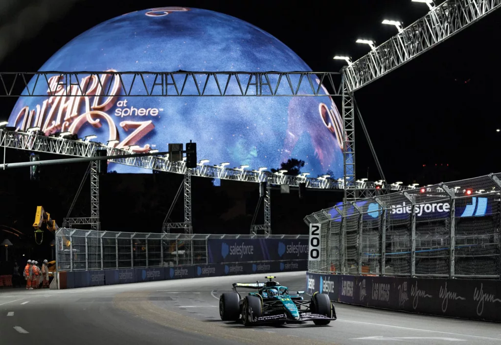 Verstappen reina en el GP de Las Vegas y sigue luchando por el Mundial tras la descalificación de los McLaren