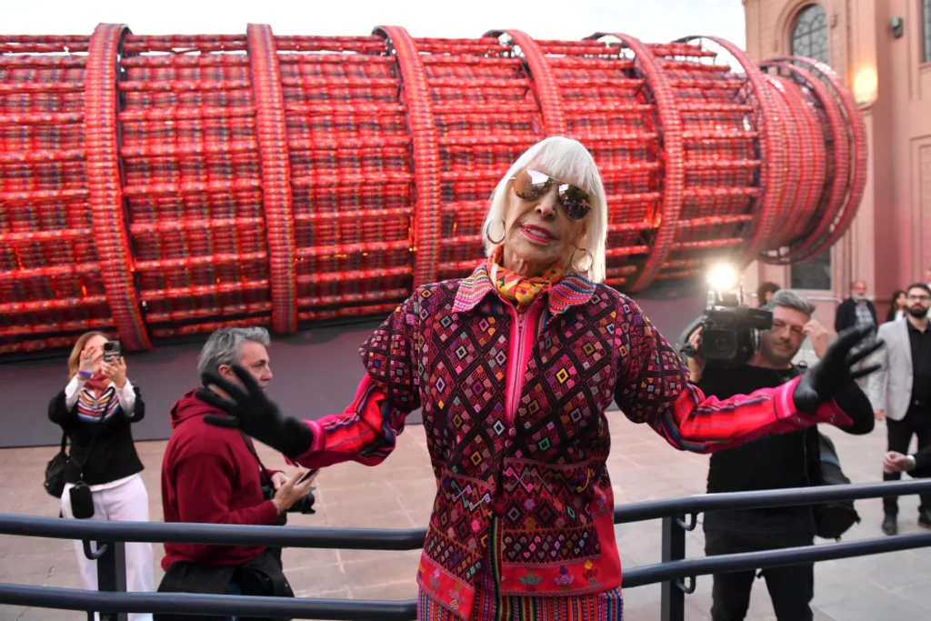 Torre de Pisa de espaguetis: la obra conceptual de una artista plástica en Buenos Aires