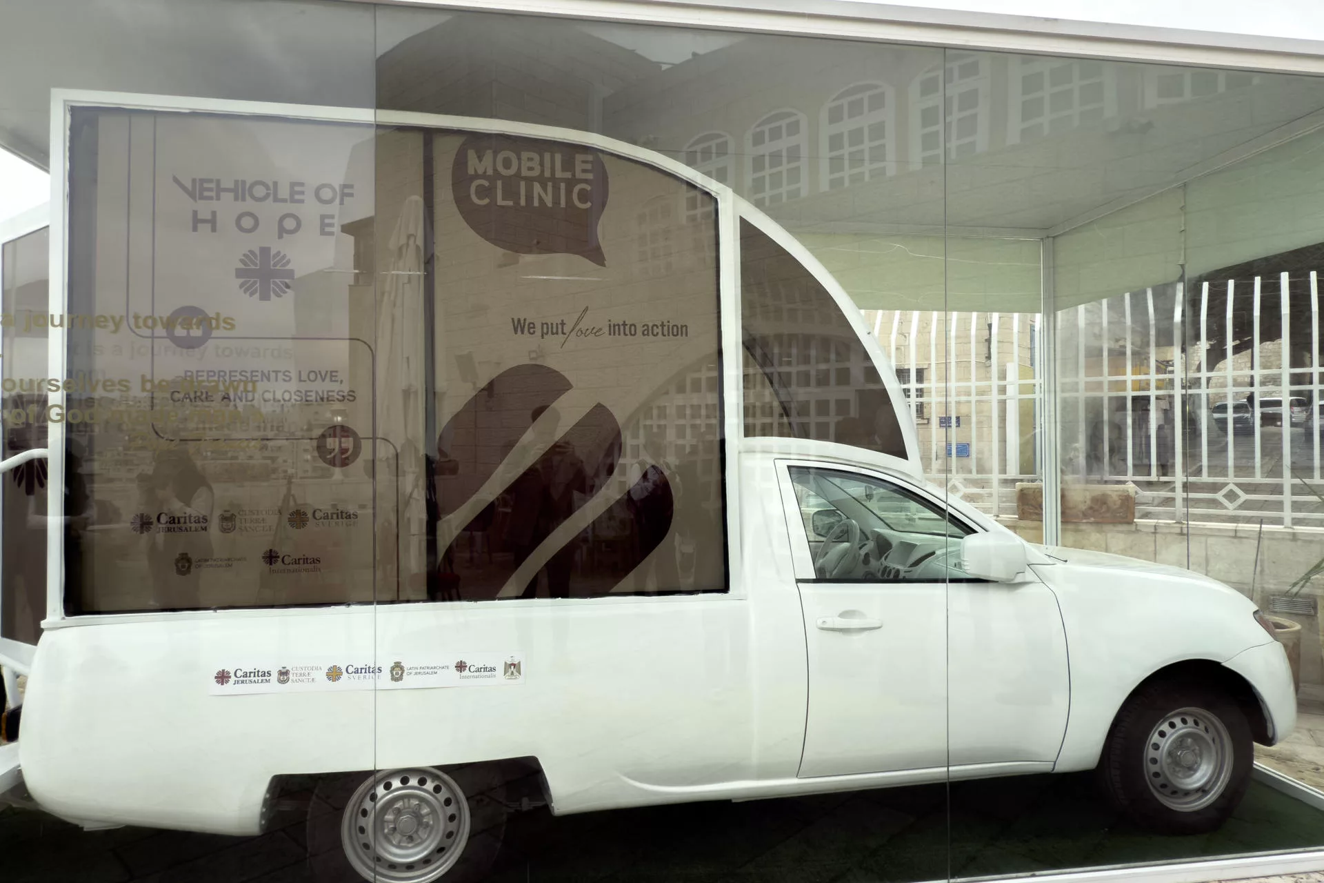 Papamóvil del fallecido Francisco fue convertido en una clínica para niños en Gaza Papamóvil del fallecido Francisco fue convertido en una clínica para niños en Gaza