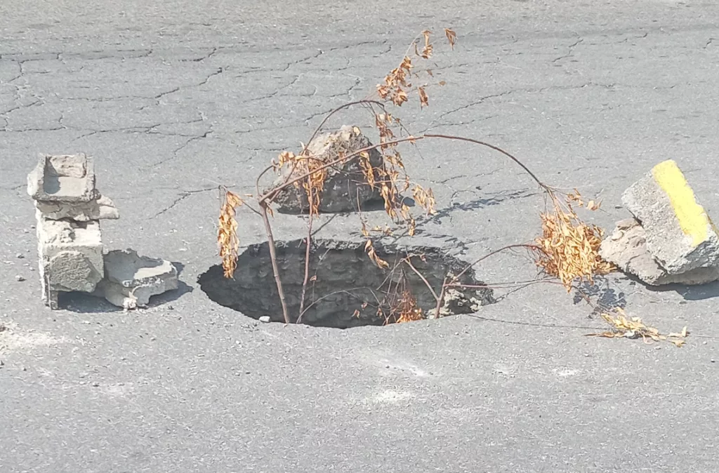 Enorme hueco de un metro de profundidad afecta vía de Barrio Nuevo