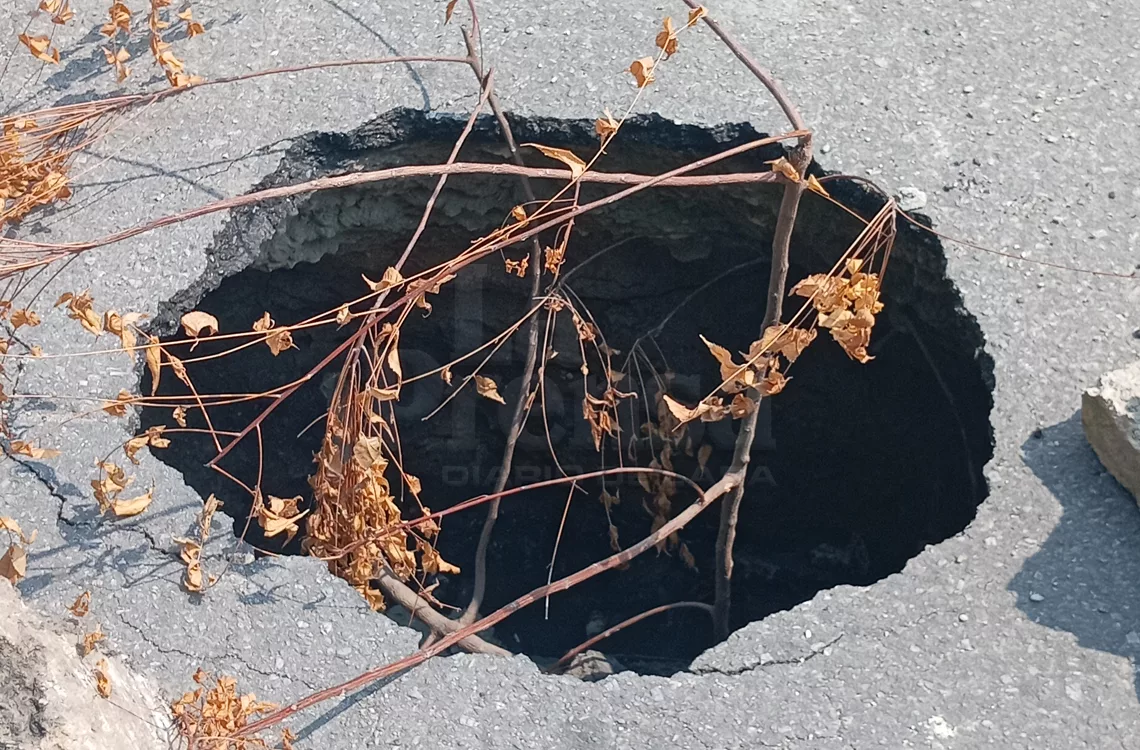 Enorme hueco de un metro de profundidad afecta vía de Barrio Nuevo