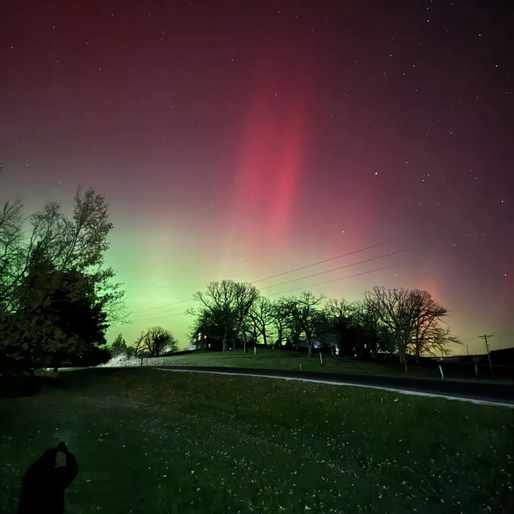 Auroras boreales iluminan cielos de EE. UU. tras tormenta geomagnética G4
