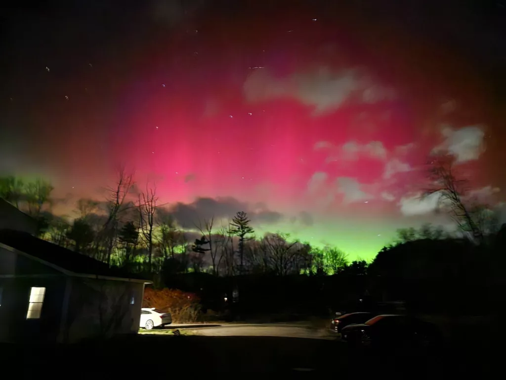 Auroras boreales iluminan cielos de EE. UU. tras tormenta geomagnética G4