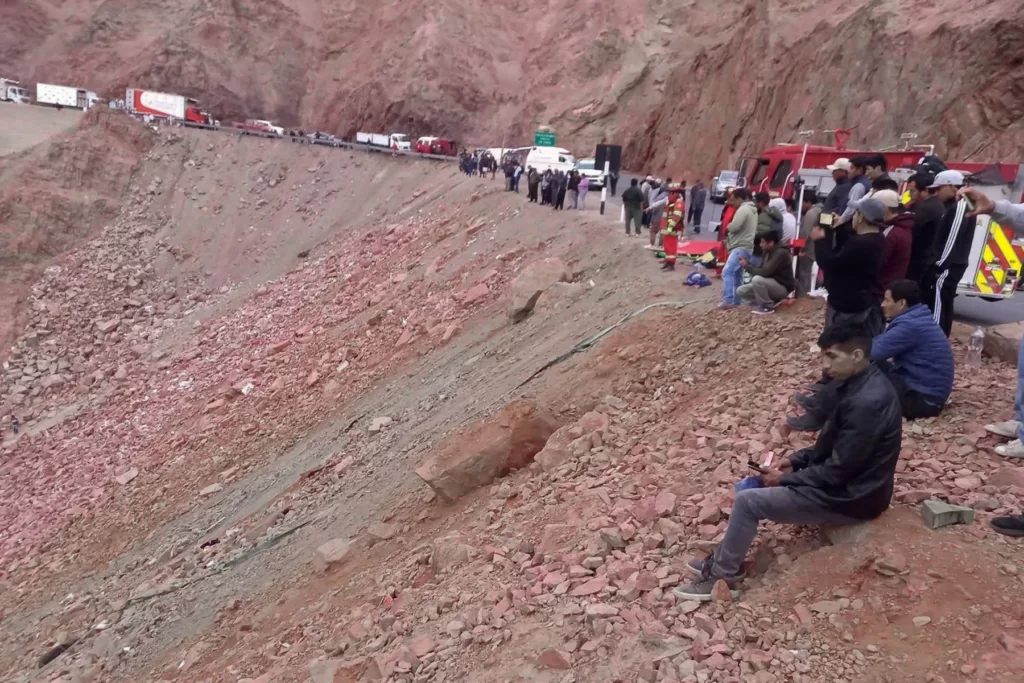 Caída de autobús a un abismo en perú cobró la vida de 37 personas
