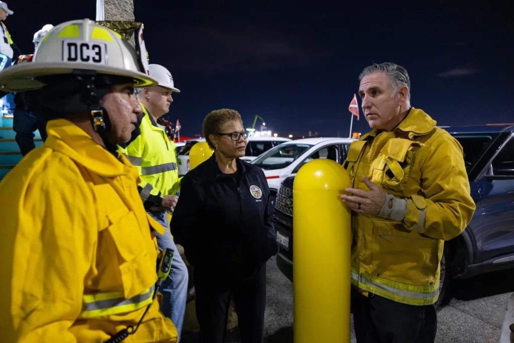 Explosión en un buque paraliza el Puerto de Los Ángeles