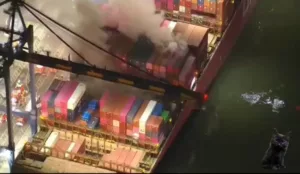 Explosión en un buque paraliza el Puerto de Los Ángeles